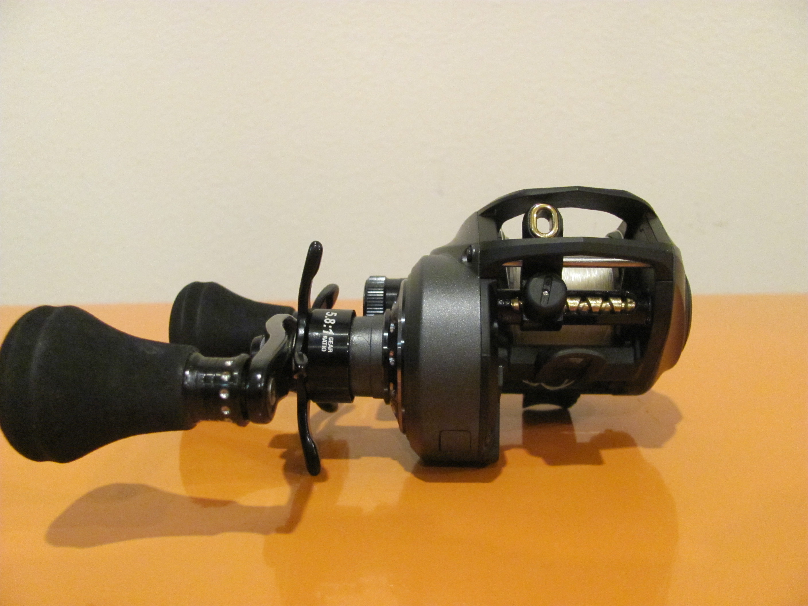 Abu Garcia Revo Beast 40 Right Hand - Black Market - Swimbait 