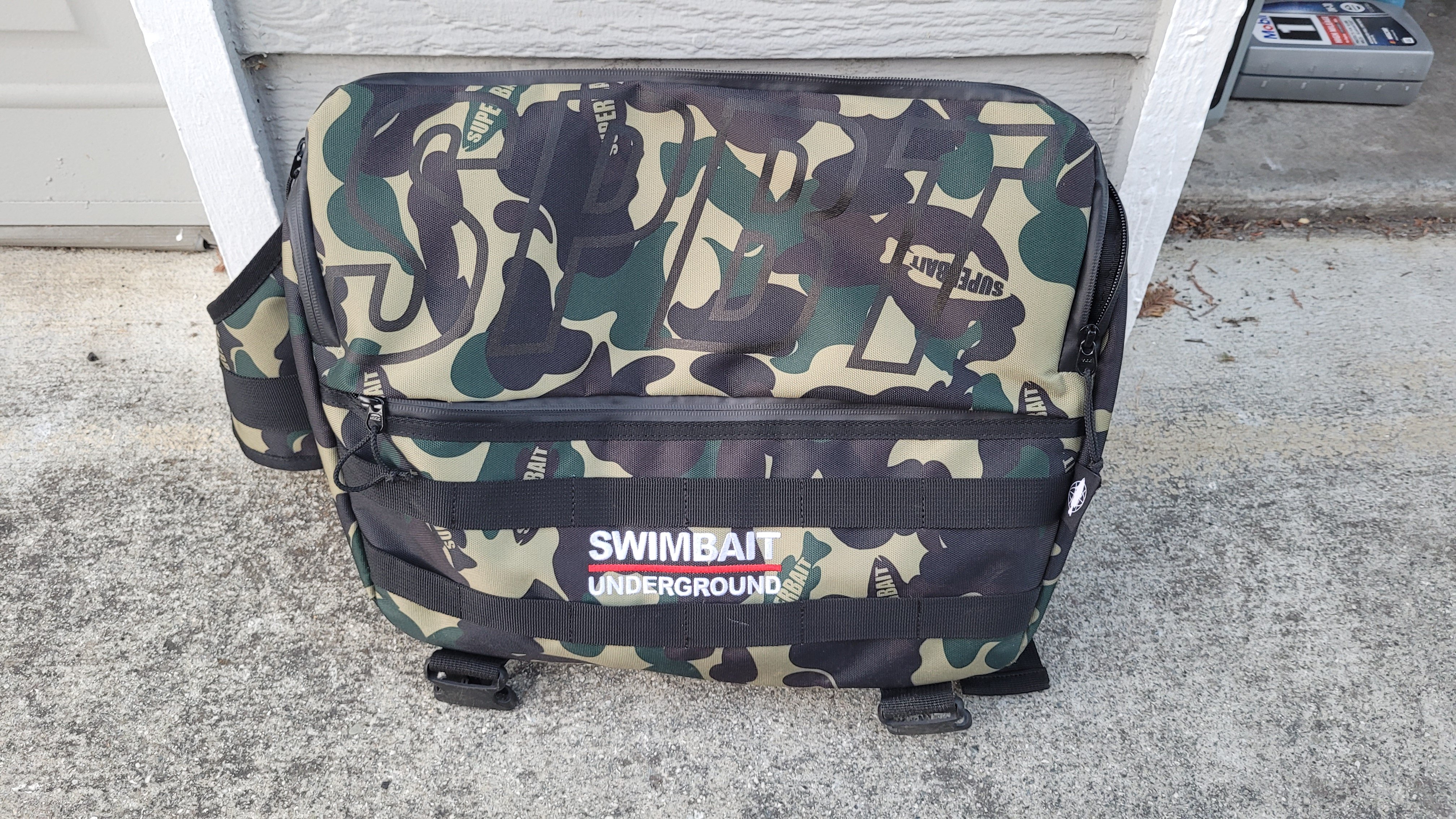 SU x Superbait Camo Shadow Bag. $100 TYD or bait trade. - Black