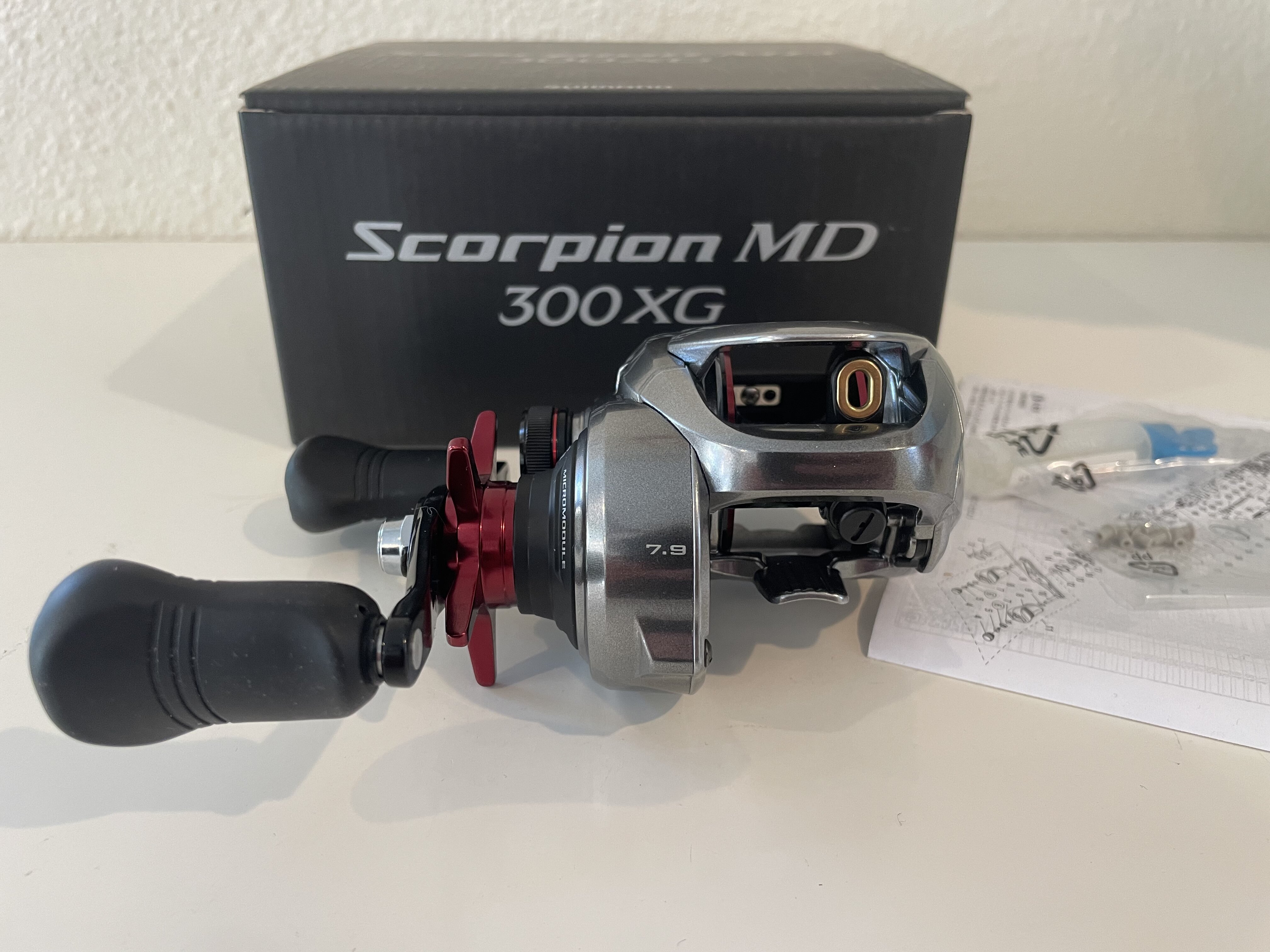 SHIMANO SCORPION MD 300 XG - Black Market - Swimbait Underground