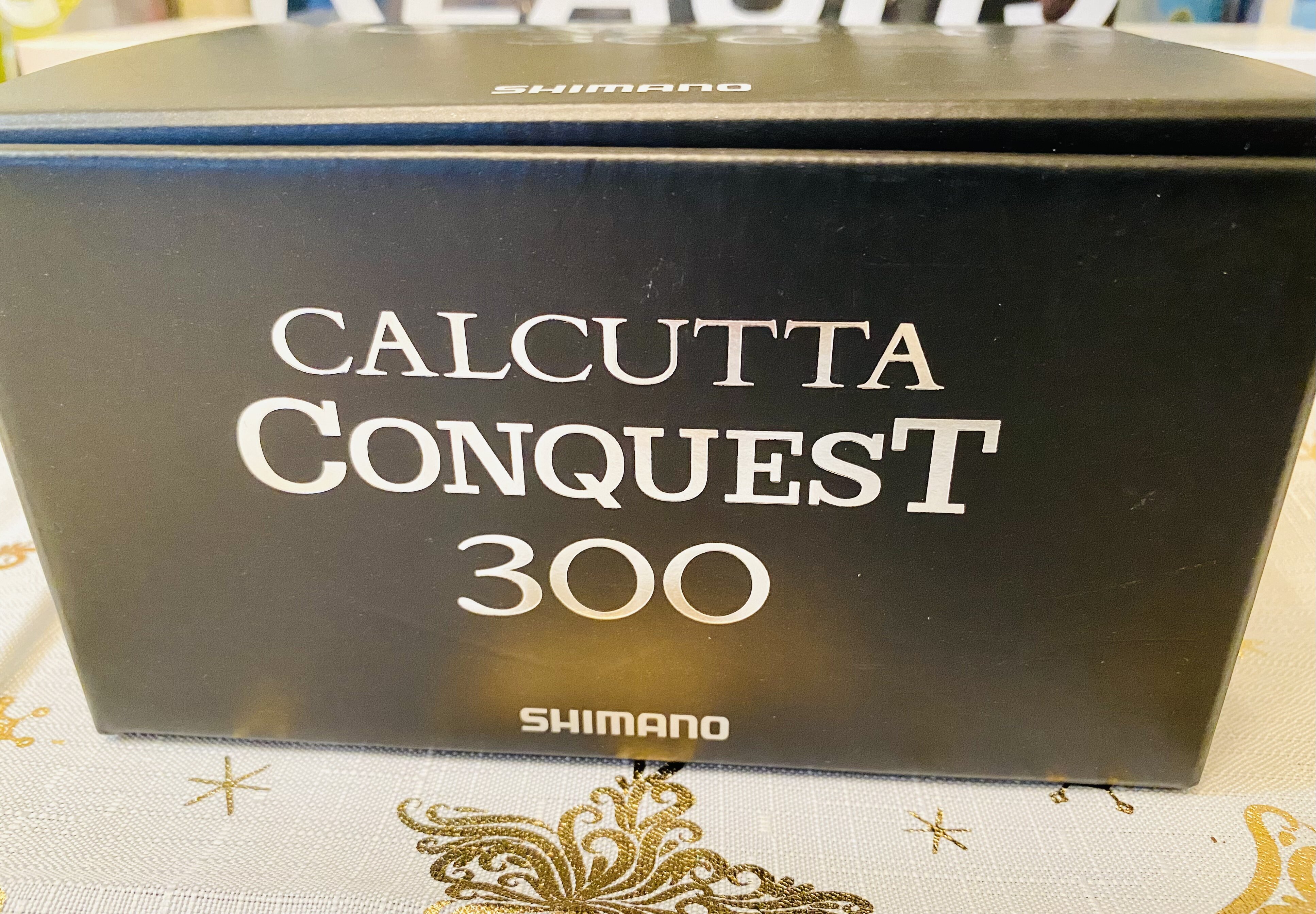 Shimano Calcutta Conquest 300 - Black Market - Swimbait Shimano Calcutta Conquest 300 - Black Market - Swimbait