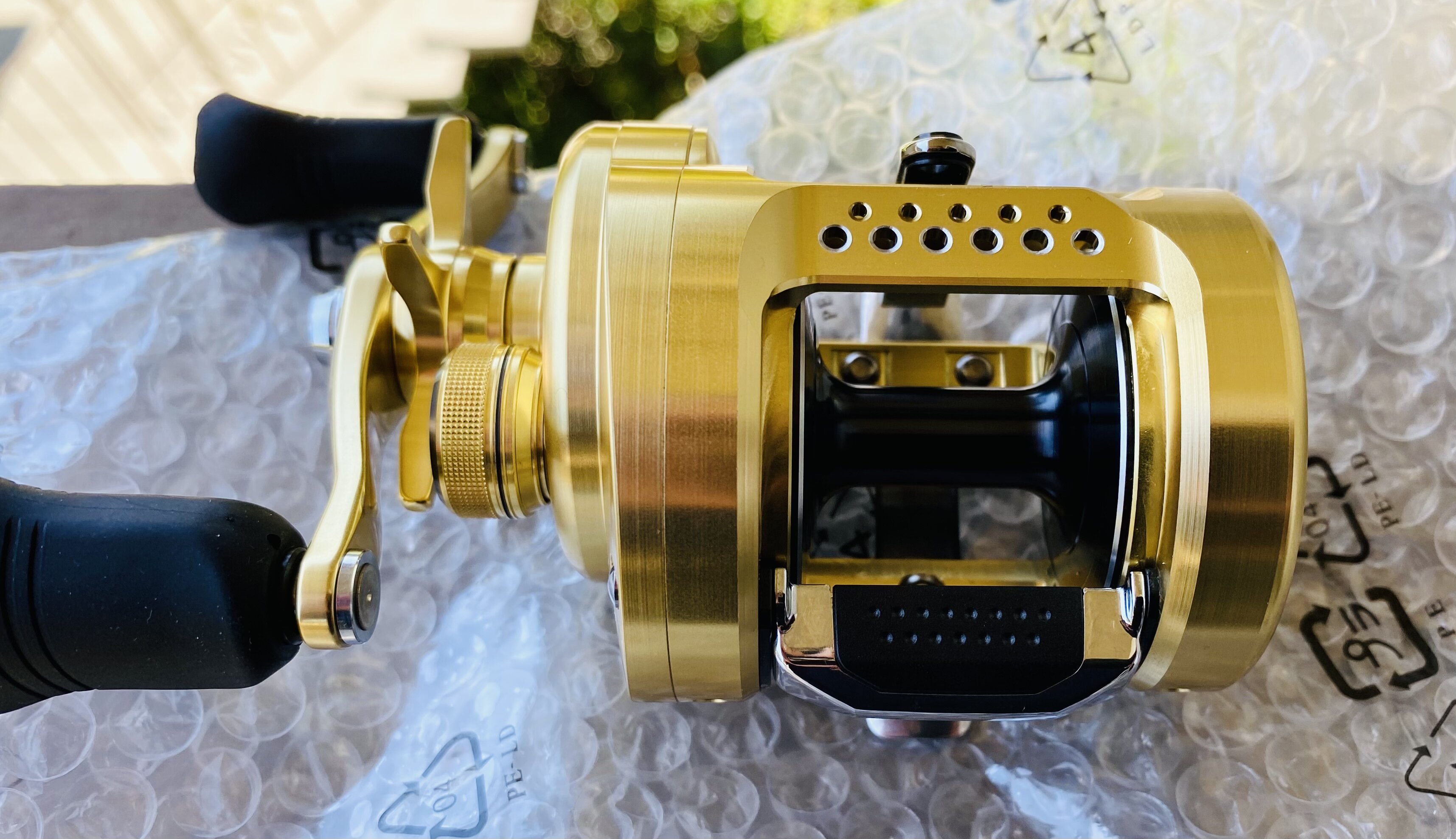 Shimano Calcutta Conquest 401 - Black Market - Swimbait Underground
