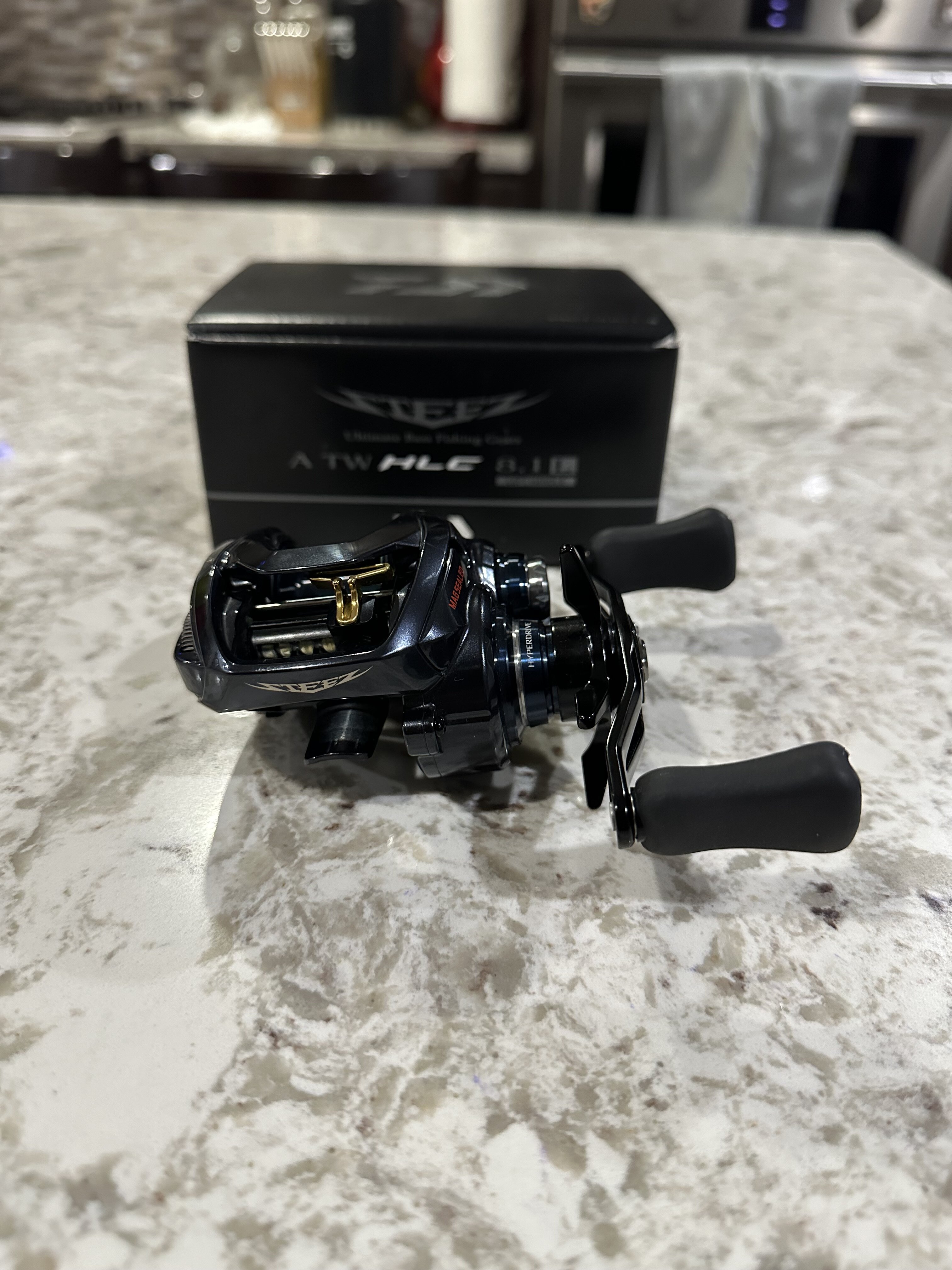Daiwa steez A TW HLC 8.1L - Black Market - Swimbait Underground