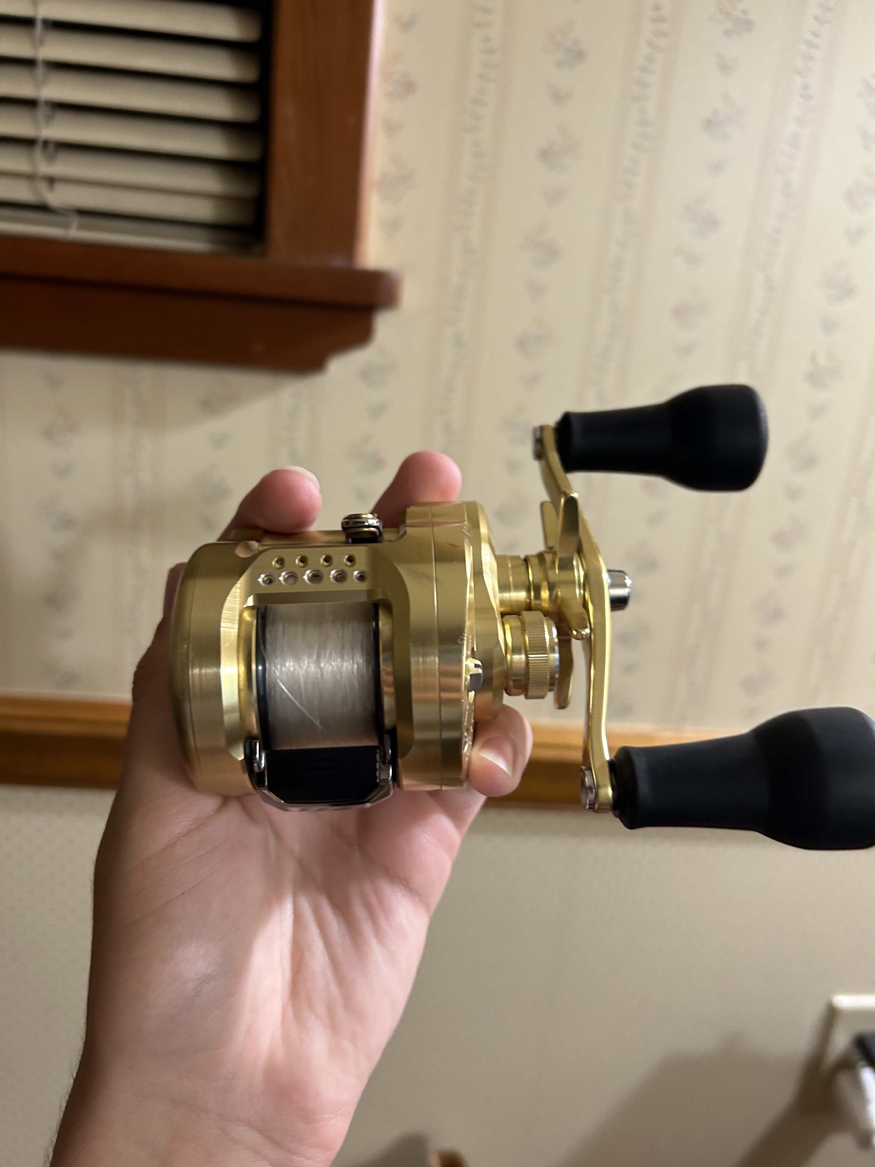 23 Shimano Calcutta Conquest 300 XGLH - Black Market - Swimbait